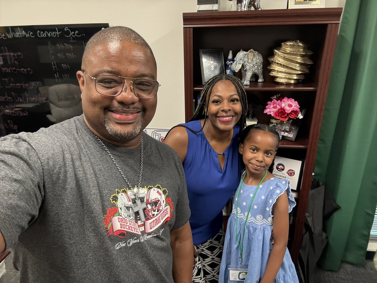 @DeganElementary @degan_pta  This morning I popped into @DeganElementary and found this beautiful young lady who was in her role as “ Degan Principal For The Day”!! 
What a great experience for her to learn from a great principal @WilsonLashundra t