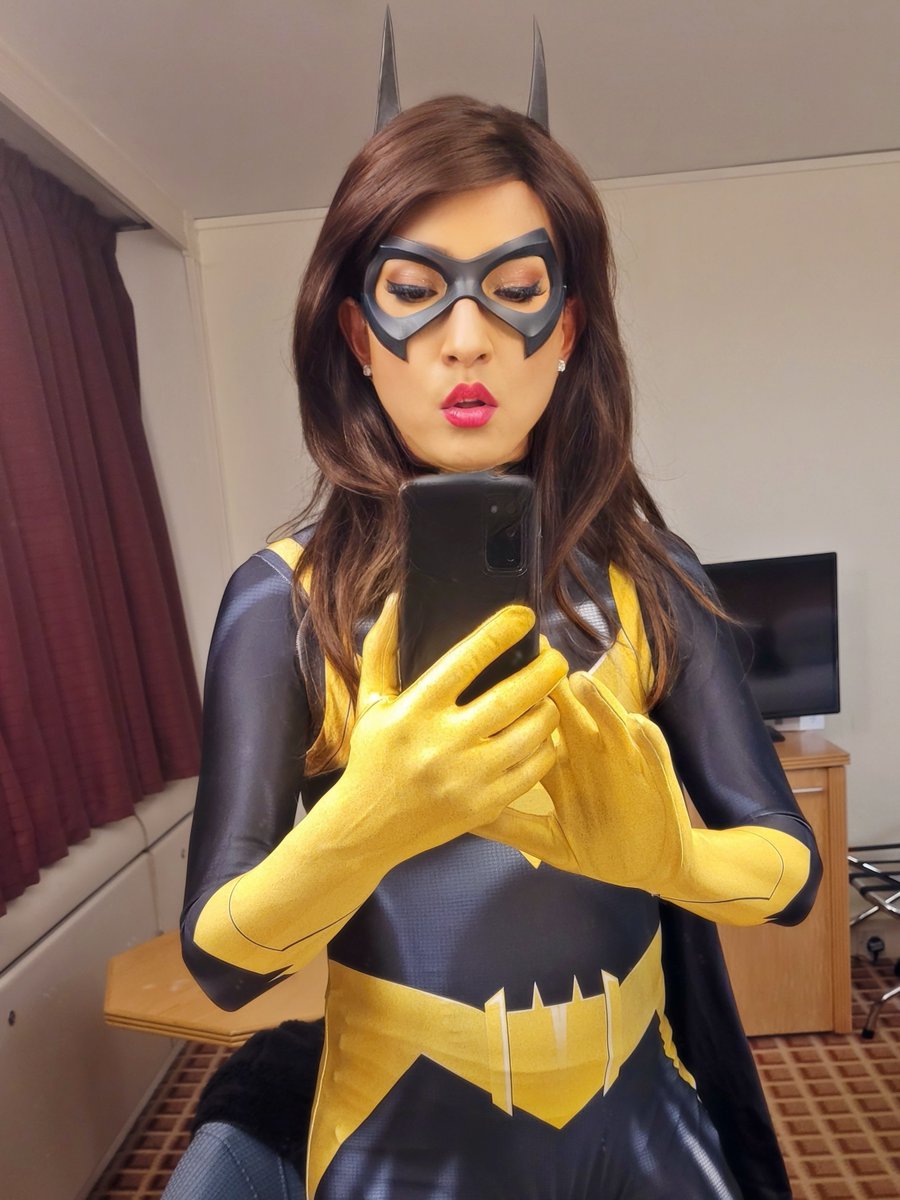 Watch out Gotham, this Batgirl is ready to go out and do her thing.

#ozbattlechick #ozbattlechickcosplay #batgirl #batgirlcosplay #barbaragordon #GothamKnights #DC #dccomics #dccosplay #cosplay