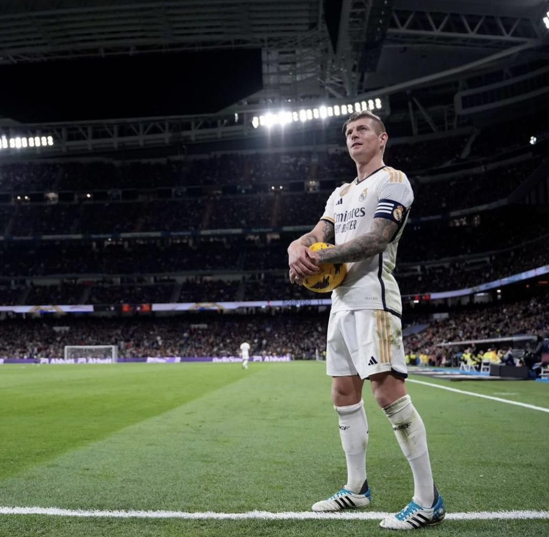 omarantoni3008's tweet photo. Pasarán los años y no habrá manera de que el fútbol pueda agradecerte por como has tratado a la pelota, con elegancia y honor. Uno de los jugadores más increíbles que he podido ver, gracias por defender el escudo Del Real Madrid, mi ídolo, el Maestro Don Antonio Kr♾️s. https://t.co/BUi9041OTH