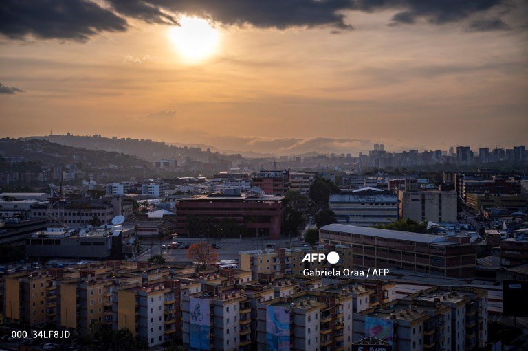 #DubaiUnloked Entre 2008 y 2014, João Alexandre Silva solía viajar con Paulo Murta para organizar reuniones con funcionarios públicos en habitaciones de hoteles de Caracas. Silva servía de enlace entre el Banco Espirito Santo y los corruptos en Venezuela 🔗bit.ly/4bKHp3m