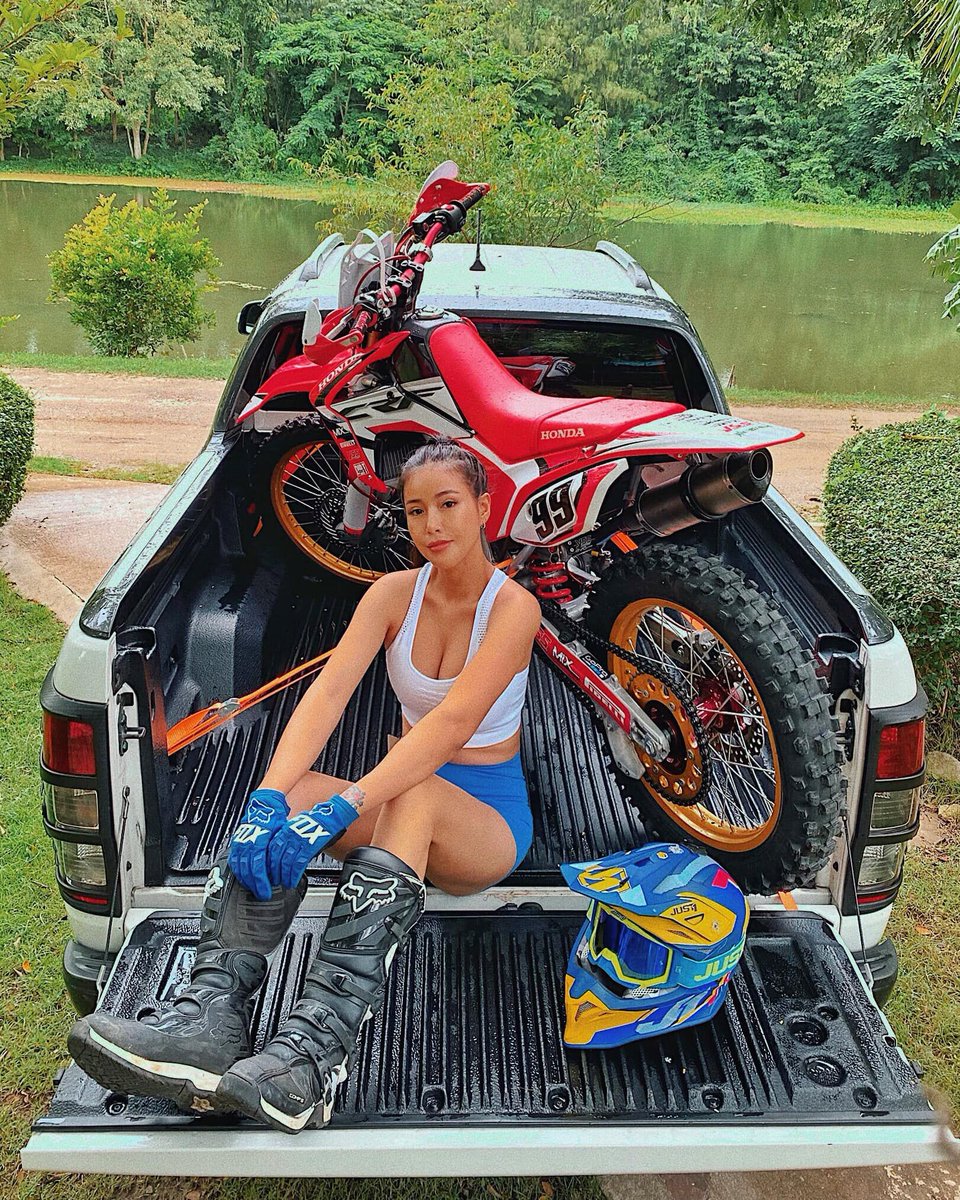 #Honda #BikerGirl 📸 @annieprisana