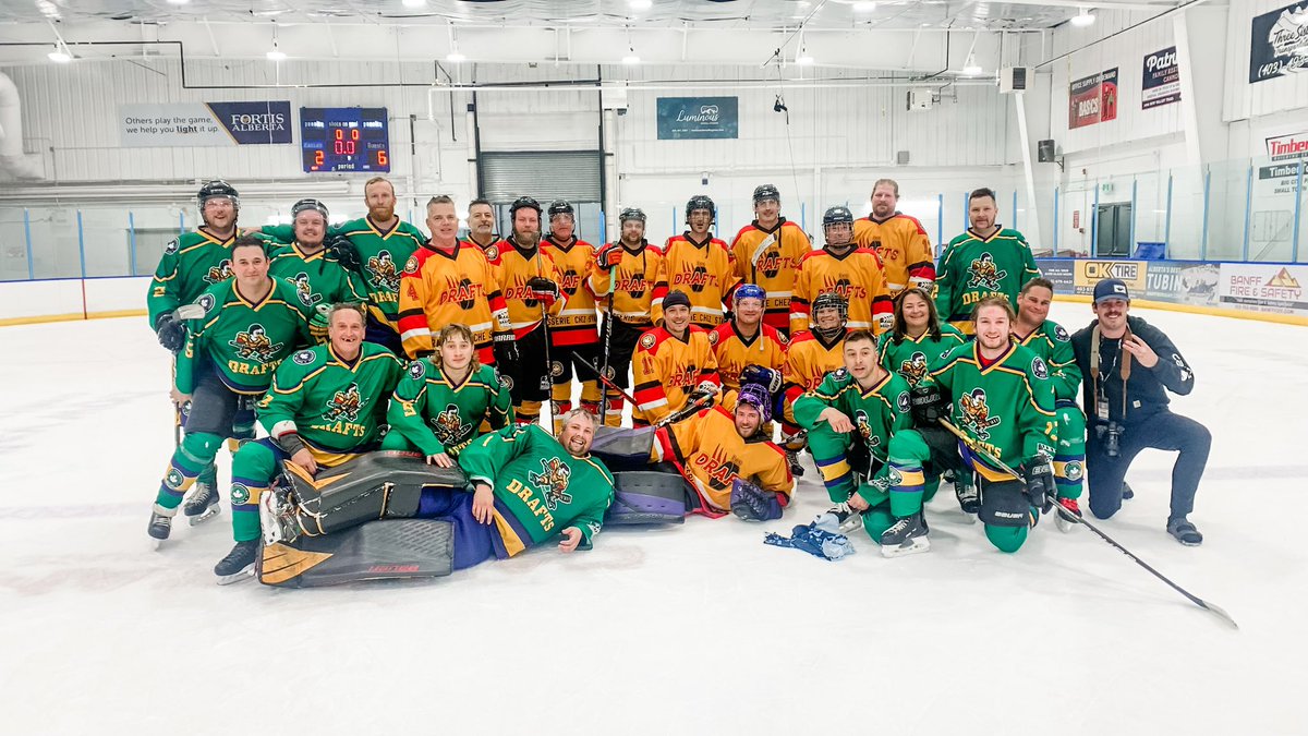drafttourney's tweet photo. They may not be able to pull off the Flying V but they showed that ducks still fly together and won the B!
β¦and nobody could understand what the Les Drafts were saying π€£
#hockeyteam #hockeytournament #draftfamily #hockeyplayer https://t.co/KXH22Itxiu