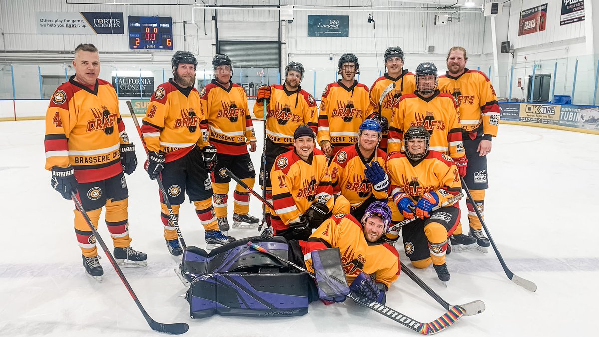 drafttourney's tweet photo. They may not be able to pull off the Flying V but they showed that ducks still fly together and won the B!
β¦and nobody could understand what the Les Drafts were saying π€£
#hockeyteam #hockeytournament #draftfamily #hockeyplayer https://t.co/KXH22Itxiu