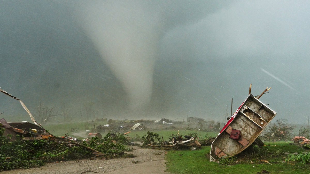 Haunting photo of the Carbon, #Iowa #Tornado that crossed close range and leveled houses right before my eyes. We checked on all parties, and they were in the shelter! #disaster #storm <a href="/Tornado_Warned/">Ben McHone</a> <a href="/Jariy/">Jari Ylioja</a>