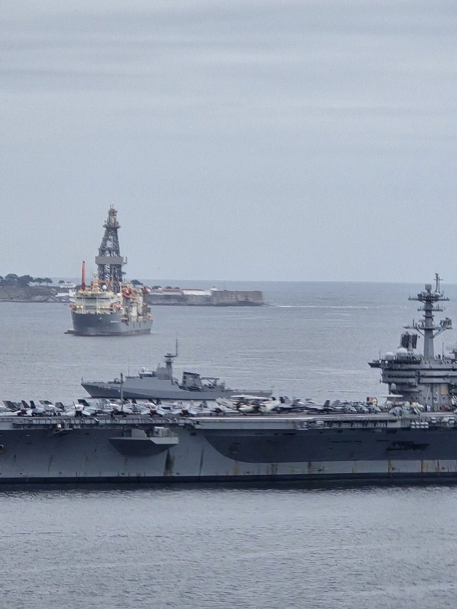 - Porta-aviões americano no Rio de Janeiro fazendo exercício militar com a Marinha do Brasil na data de hoje.