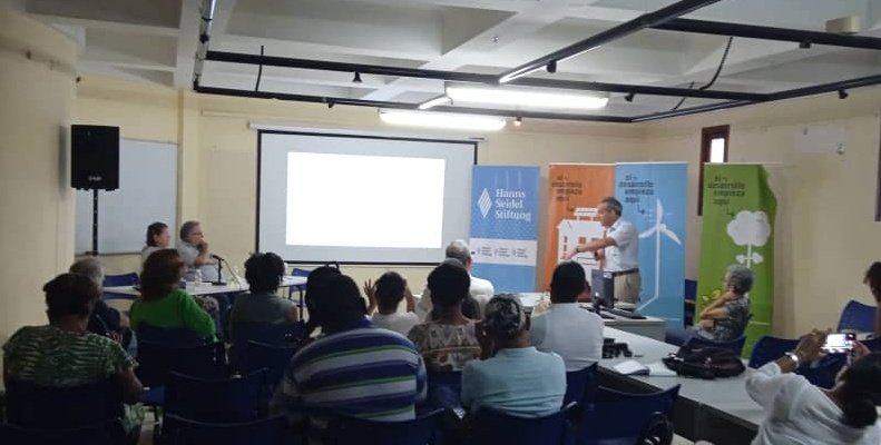 Sobre el #Municipio Innovador que necesitamos versó Taller "Entornos Innovadores en municipios sostenibles" organizado por <a href="/CEDEL17/">Centro de Desarrollo Local y Comunitario</a> Compartimos con experto argentino Pablo Costamagna y los entrañables Ada Guzón y Jorge Núñez Jover #Cuba <a href="/DiazCanelB/">Miguel Díaz-Canel Bermúdez</a> <a href="/EdMartDiaz/">Eduardo Martínez Díaz</a> <a href="/GuzonAda/">Ada Guzón Camporredondo</a>