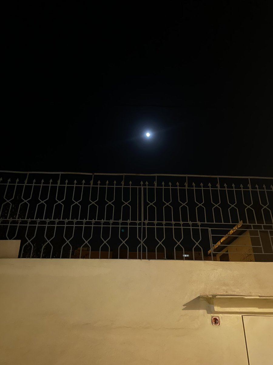 La lune est tellement lumineuse subhanAllah on dirait une ampoule dans le ciel