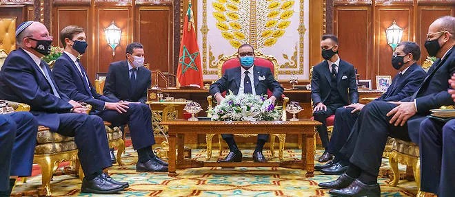 Qui a pris la décision de normaliser 😀? C'est encore Akhannouch? Ou est-ce l'imposteur au milieu de la photo? 🇲🇦👑🫶🇮🇱