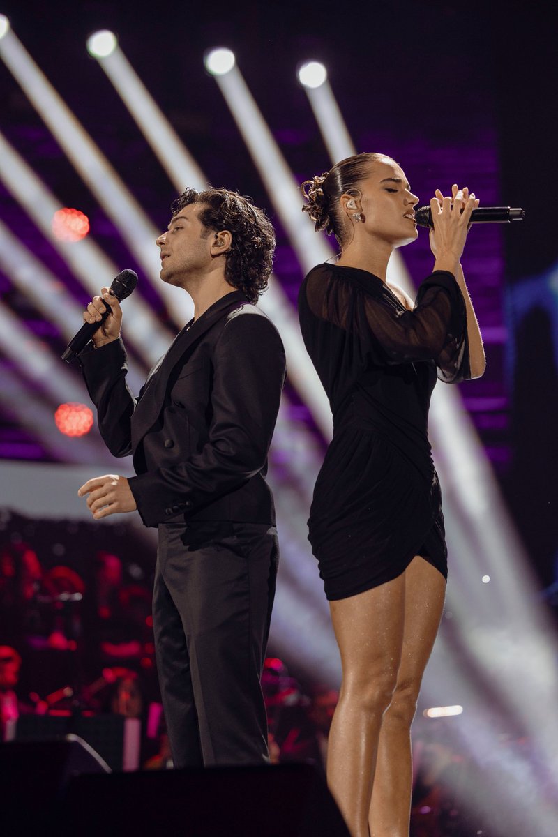 “Say something, I'm giving up on you
I'm sorry that I couldn't get to you
Anywhere, I would've followed you”

Gianluca e CLARA cantano “Say something” di A Great Big World e Christina Aguilera a #TuttiPerUno.