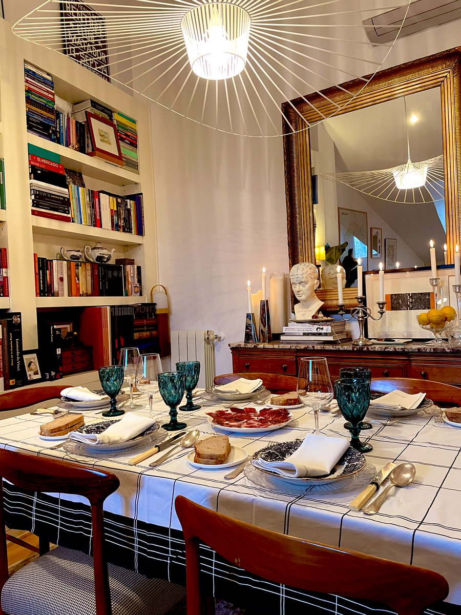 Cena en casa de un amigo que recibe divinamente. Picoteo, gazpacho, revuelto y pastel Ruso de Ascaso. 
Casa preciosa, vajilla Pickman. Maravilloso. Muchas gracias.