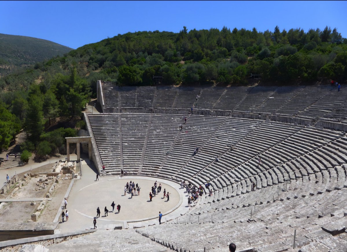 #Epidaurus is said to be the birthplace of #Asclepius the god of healing & was home to a large sanctuary.
The theatre was constructed in the late 4th century BC. It can hold 15,000 spectators & is known for its near-perfect acoustics.
#ClassicsTwitter #AncientGreece #GreekTheatre