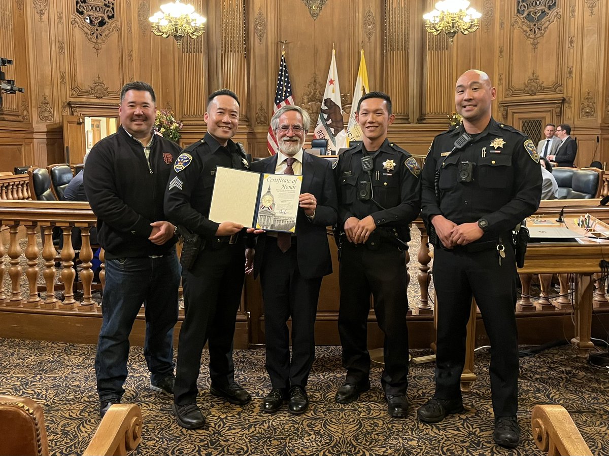 San Francisco Board of Supervisors President @AaronPeskin honors @SFPD Asian police union(APOA) for the AAPI Heritage Month celebration.