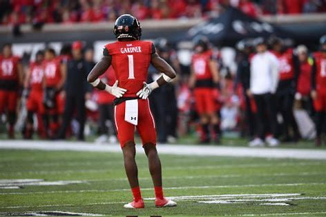 NicholasReddish's tweet photo. Extremely blessed to receive an offer from @GoBearcatsFB @OLBeastCoach03 @Dj_Mcfadden11 @coach_rank87 @CMines20 @RivalsWardlaw @RivalsFriedman @On3Recruits @247recruiting https://t.co/PIKtMxI75J