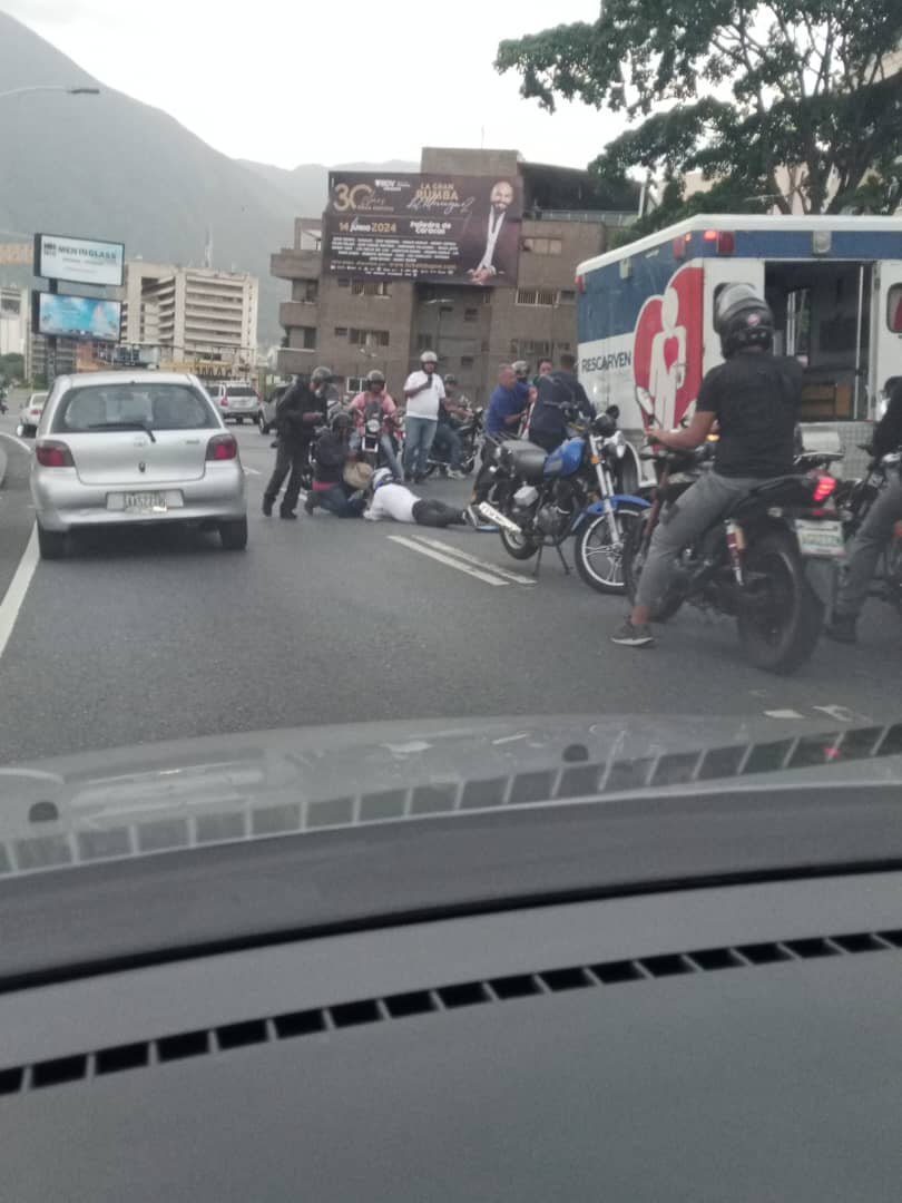 Autop. Prados del Este - Choque con motorizado a la altura de Las Mercedes sentido Centro, se genera retraso. 6:13 PM #TrafficCenter 📷Cortesía.