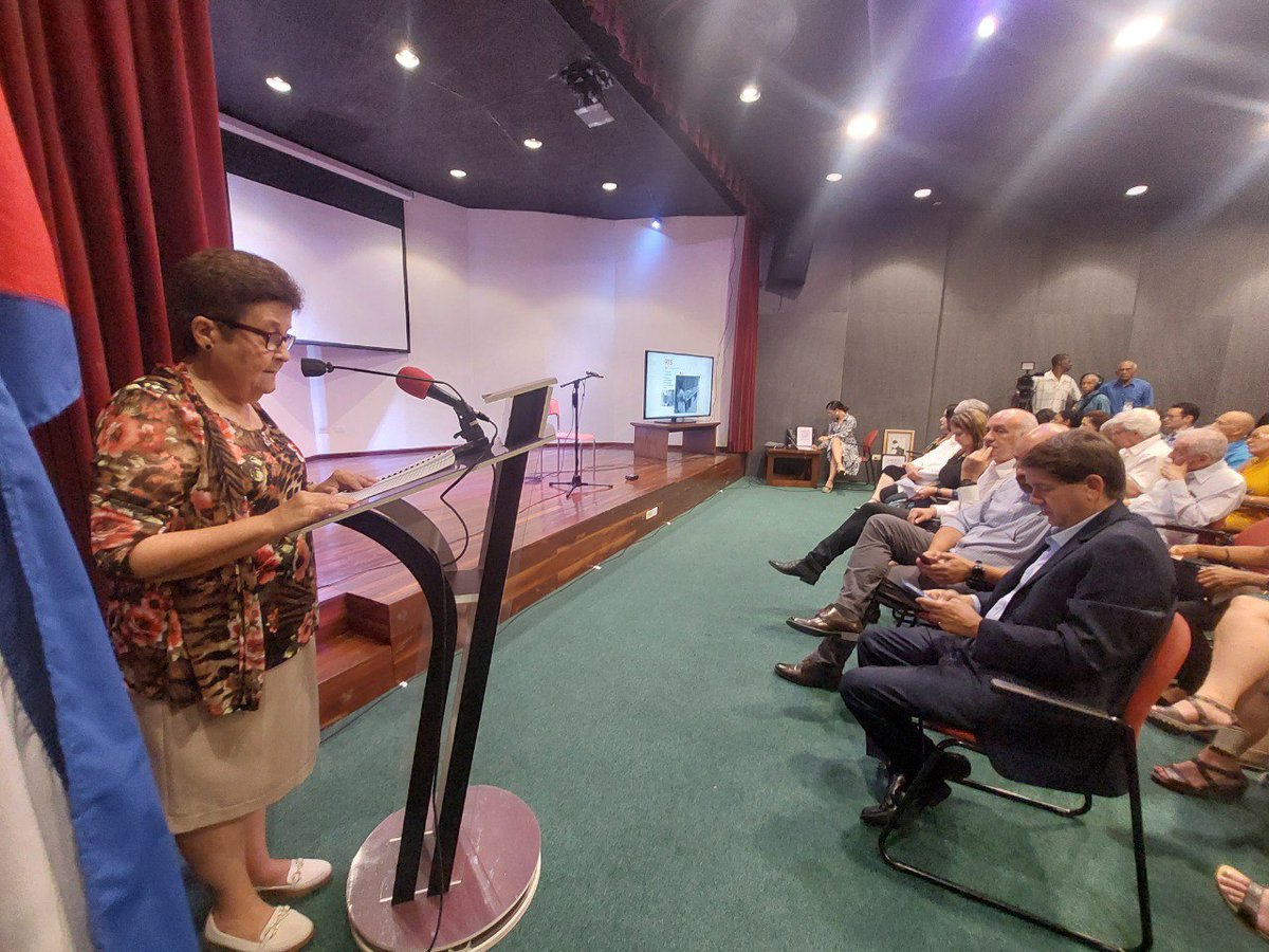 🎖👏🇨🇺| <a href="/EddaACN_Cuba/">Edda ACN_Cuba</a>, directora general de #ACN50ConLaNoticia, recibió hoy el Premio por la Obra de la Vida tras dedicar al centro 25 de sus 50 años en el Periodismo, con prestigio profesional, autoridad y liderazgo a partir de su ejemplo personal.

📸: Luis Jiménez Echevarría.