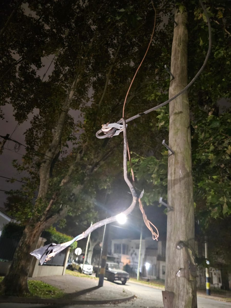fla_via85's tweet photo. Esquina Washington y Agrelo (Alberdi), se robaron luminaria hace dias a oscuras de noche y con cables sueltos,por favor es un peligro, los vecinos venimos sufriendo robos @RosarioResponde @CalleDeRosario @CaroLabayru @lmarelli0 @emergenciasAR https://t.co/AhsE9XJvf2