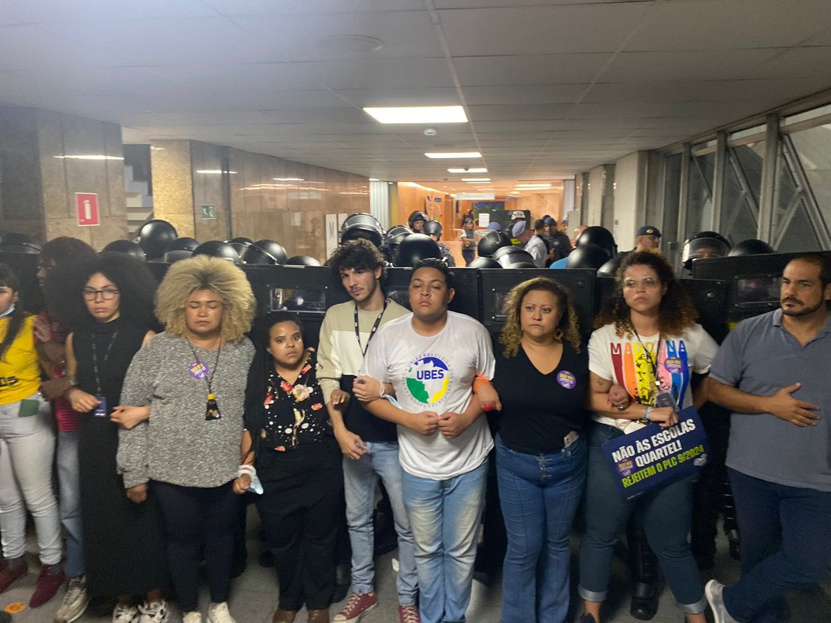É NESSA POLÍCIA QUE TARCÍSIO QUER CONFIAR NOSSAS ESCOLAS?

Nossos estudantes estão presos por se manifestarem contra o projeto de militarização das escolas.
