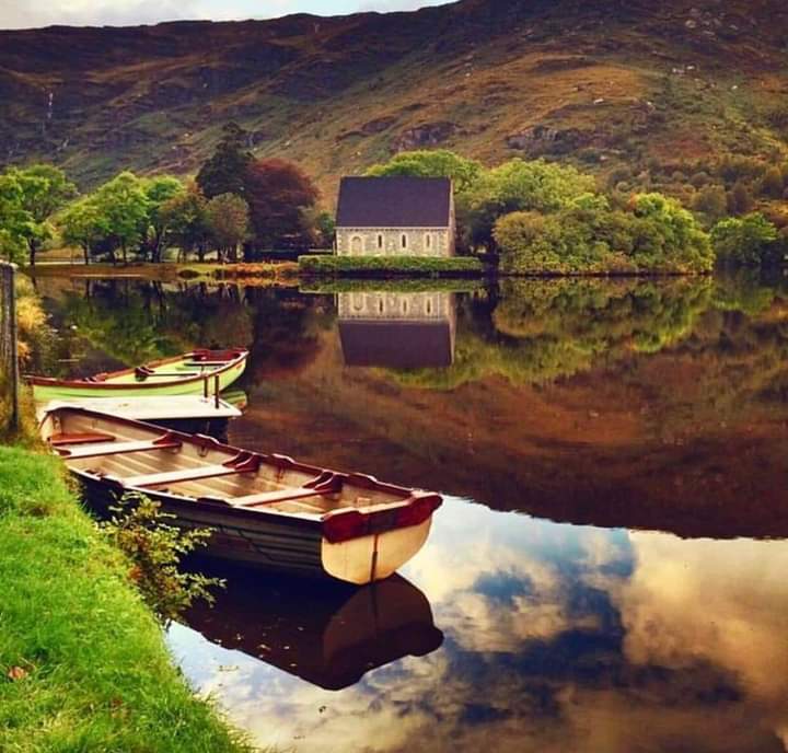 If you’re not familiar with it, Gougane Barra is an area of immense wild scenery and natural beauty that you’ll find tucked away on 137 acres at the edge of the Sheehy Mountains.

📸 Irish Explorer 

@gouganebarra @VisitCork_ie @visitwestcork