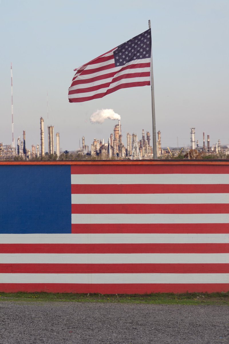 thesoggyblanket's tweet photo. photographic irony of the American South https://t.co/hZkBSoylD3