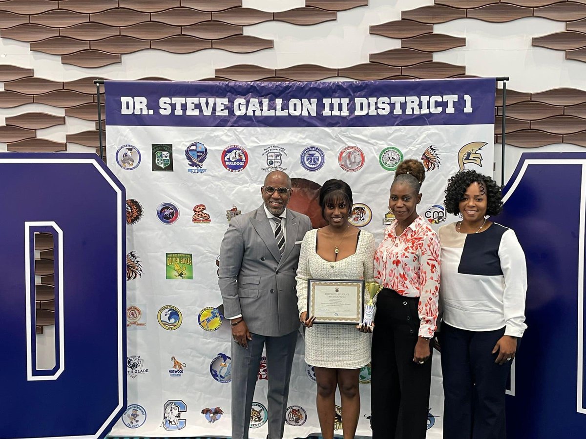 It was a great afternoon at the Annual District 1 Student of the Year Awards Luncheon! Congratulations to our very own Senior, Saida P., & all of the students who were recognized as their school’s 2023-2024 Student of the Year! 💚💚 @SuptDotres @MDCPS @MDCPSNorth @MrsMStewart_