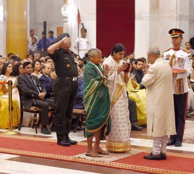 Smt Mahalaxmi (#VeerMata) and Smt Pranjal (#VeerNari) receiving Shaurya Chakra on behalf of NAIK GAWADE PANDURANG MAHADEV 41 RR - 4 MARATHA LI #IndianArmy who was immortalized fighting terrorists in #Kashmir #OnThisDay in 2016. #FreedomisnotFree few pay #CostofWar.