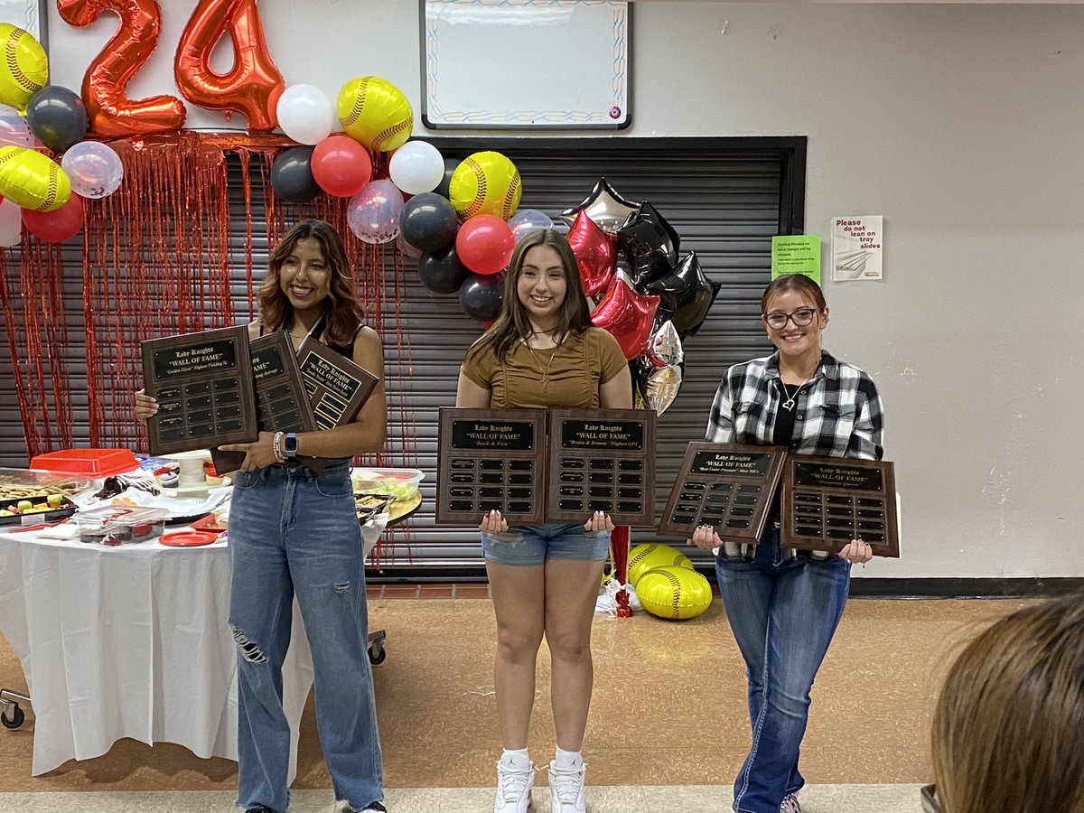 Congrats to Alé @AleAvril9 , KB @KareliBorunda07 and MJ @young_Madison34 ! Newest members of the Hanks Knights Softball Wall Of Fame!!!! Congratulations ladies! NOBODY BETTER!!