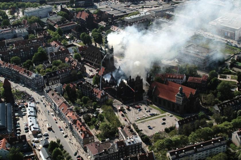 #HusariaHistorii
22.5.2006 w płomieniach stanął kościół św. Katarzyny - najstarszej świątyni w Gdańsku. Gdańszczanie z zapartym tchem śledzili walkę strażaków z żywiołem, którzy nie tylko gasili pożar, ale też ratowali bezcenne wyposażenie kościoła.