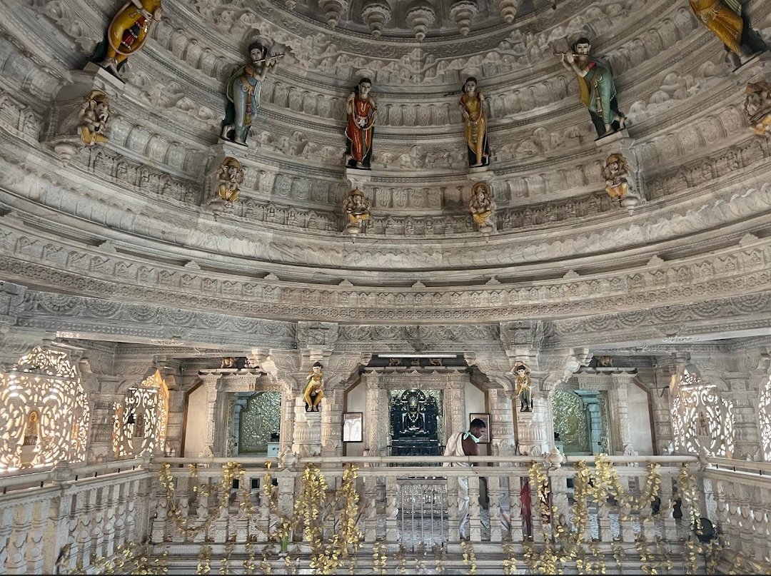 अद्भुत अविस्मरणीय कलाकारी और कारीगरी में बिराजमान तीर्थंकर भगवान से शोभता यह विशाल जिनालय। #IncredibleBharat #Shwetambar #Jainism #Bharat #SouthIndia