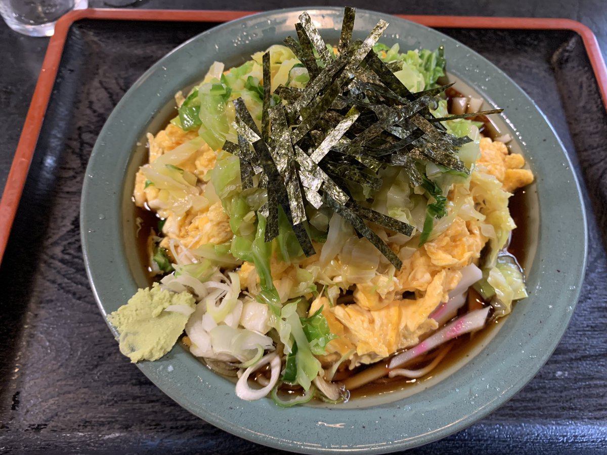 井の頭線東松原駅近くの蕎麦の名店巴屋さんでも、冷やしおかめ蕎麦を頼みました。900円。たっぷりの卵焼きと茹でキャベツが特徴です。ボリュームあります😁