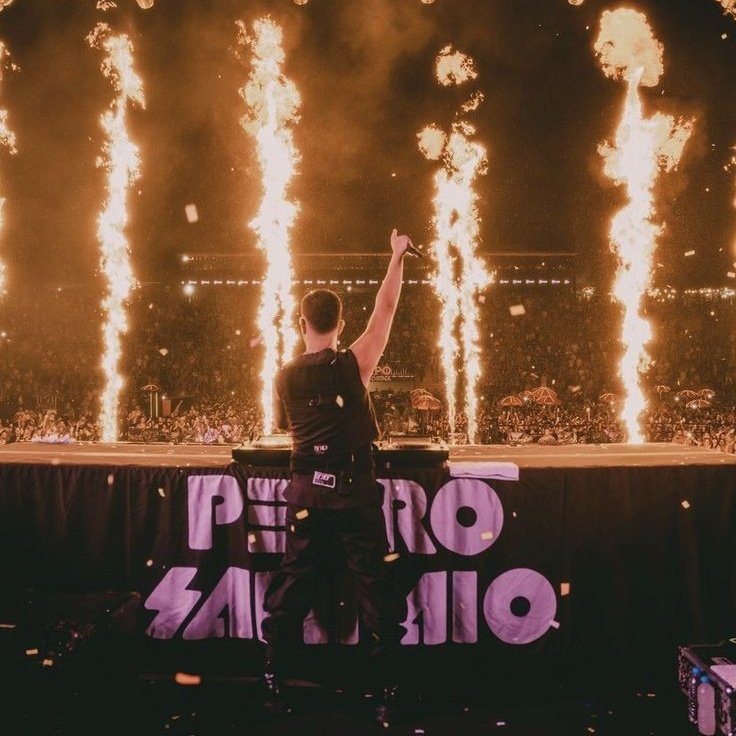 NipeLatino's tweet photo. FODA!!! Simplesmente Pedro Sampaio botando pra f*der 
na abertura da tour "Baile Funk Experience" em Los Angeles antes da entrada da Anitta no palco. https://t.co/f0NFxzmTd8
