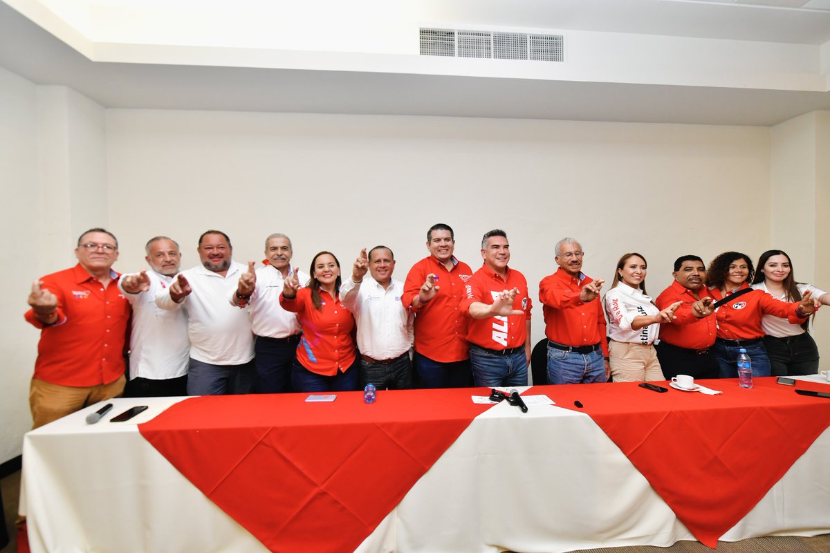 Muy buena reunión con las dirigencias del PRI, PAN, PRD, PRS y PH, y con nuestros candidatos en Baja California Sur. ¡Unidos vamos a proteger el presente y el futuro de las familias de esta gran entidad! ¡Vamos a ganar! #VotaPRI