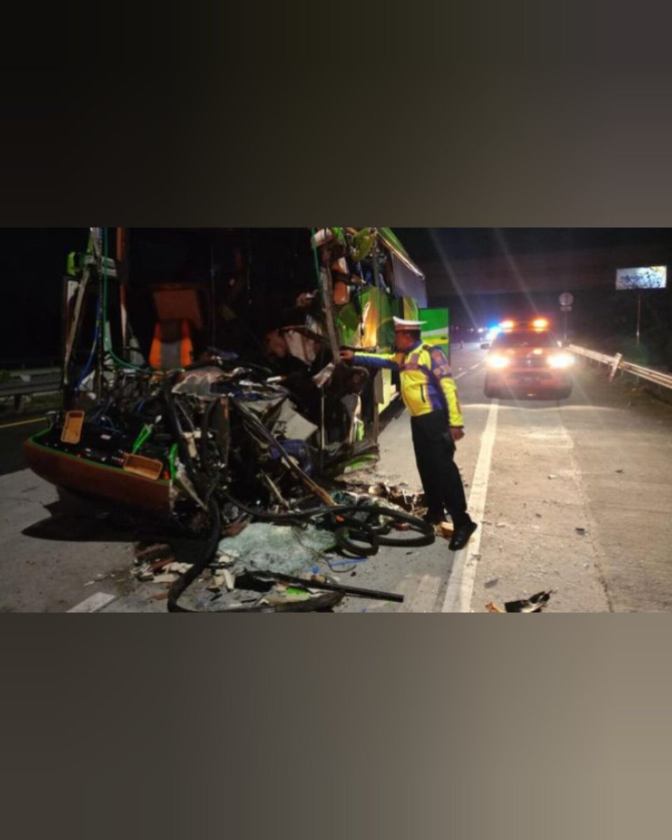 Heraloebss's tweet photo. ⚠️DAN TERJADI LAGI⚠️

Bus Rombongan Study Tour SMP PGRI 1 Wonosari Malang Kecelakaan, 2 Orang Tewas ( 21/5) 

📍Km 695+400A Tol Jombang-Mojokerto https://t.co/YZudnBmEHT