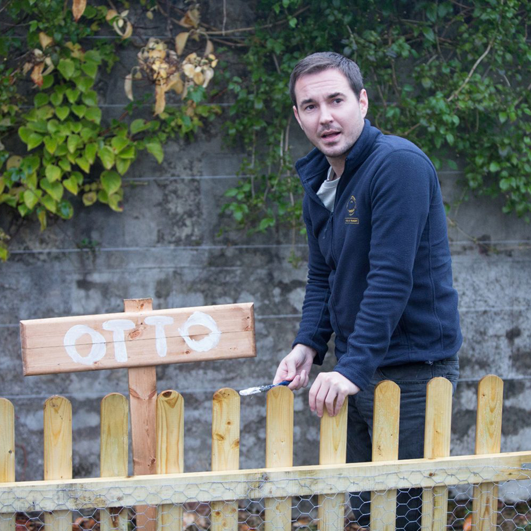 PIC OF THE DAY Richie Wallace had a love-hate relationship with Otto the otter in the feel good Scottish comedy, 'Scottish Mussel'.  In reality Martin's furry 'Otto' co-star was played by multiple female otters 🦦🥰 ~ Production Still, 2015 #MartinCompston @martin_compston