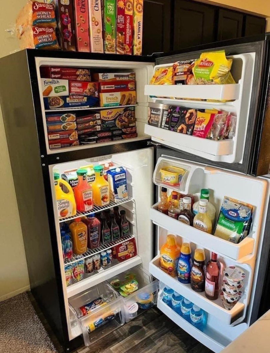 NoContextHumans's tweet photo. what’s the first thing that comes to mind when you see this refrigerator? 😂 https://t.co/y46gopoO60