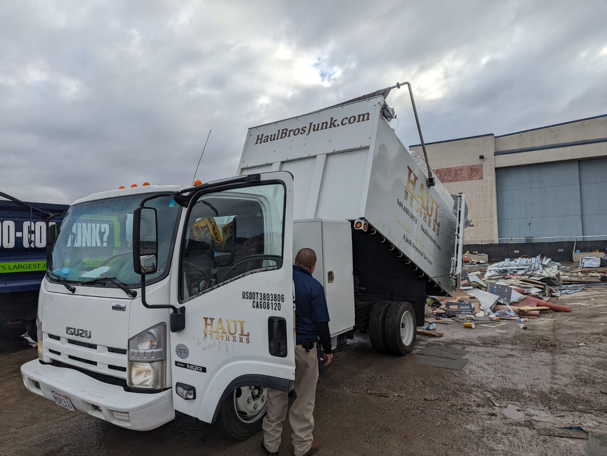 Haulbrosjunk's tweet image. Ready to host guests? Clear the clutter with our junk removal services and make your home inviting. 🏠🎉 #HostReady #InvitingHome