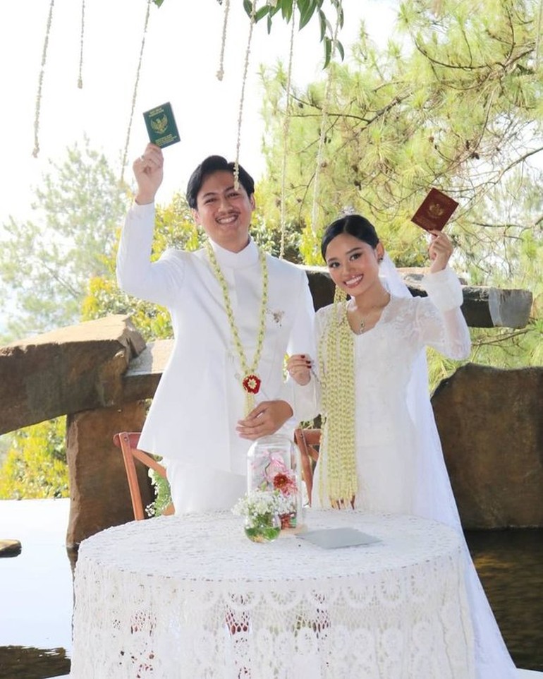 #Foto Anak Onky Alexander, Sasqia, melangsungkan pernikahan dengan pria bernama Zaki, Jumat (17/5/2024). Akad nikah berlangsung sederhana, dihadiri Titiek Soeharto.

>>dtk.id/NrKOp2

Foto: dok. instagram
#OnkyAlexander #TitiekSoeharto #pernikahananakartis