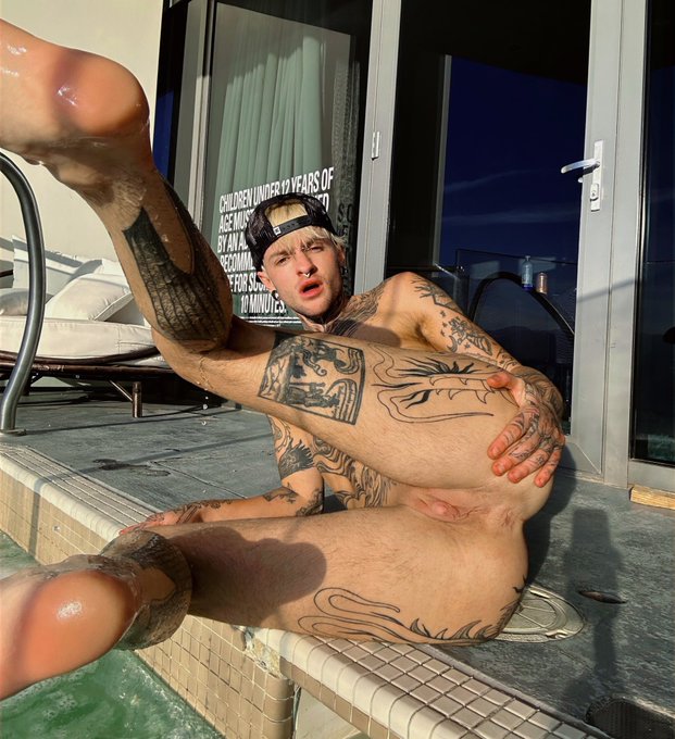 Tryna get both holes fucked this week. Whose in? ???? https://t.co/4vz2OG4Pvy