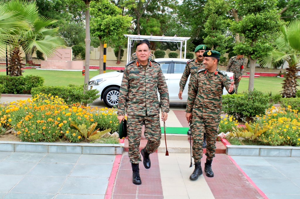 #LtGenDhirajSeth, #ArmyCdrSWC visited #FistofFuryBde at #Suratgarh to review the operational preparedness and security. The Brigade showcased their Operational Innovations and Technology Absorption initiatives. Army Commander exhorted all ranks to remain abreast with Cutting