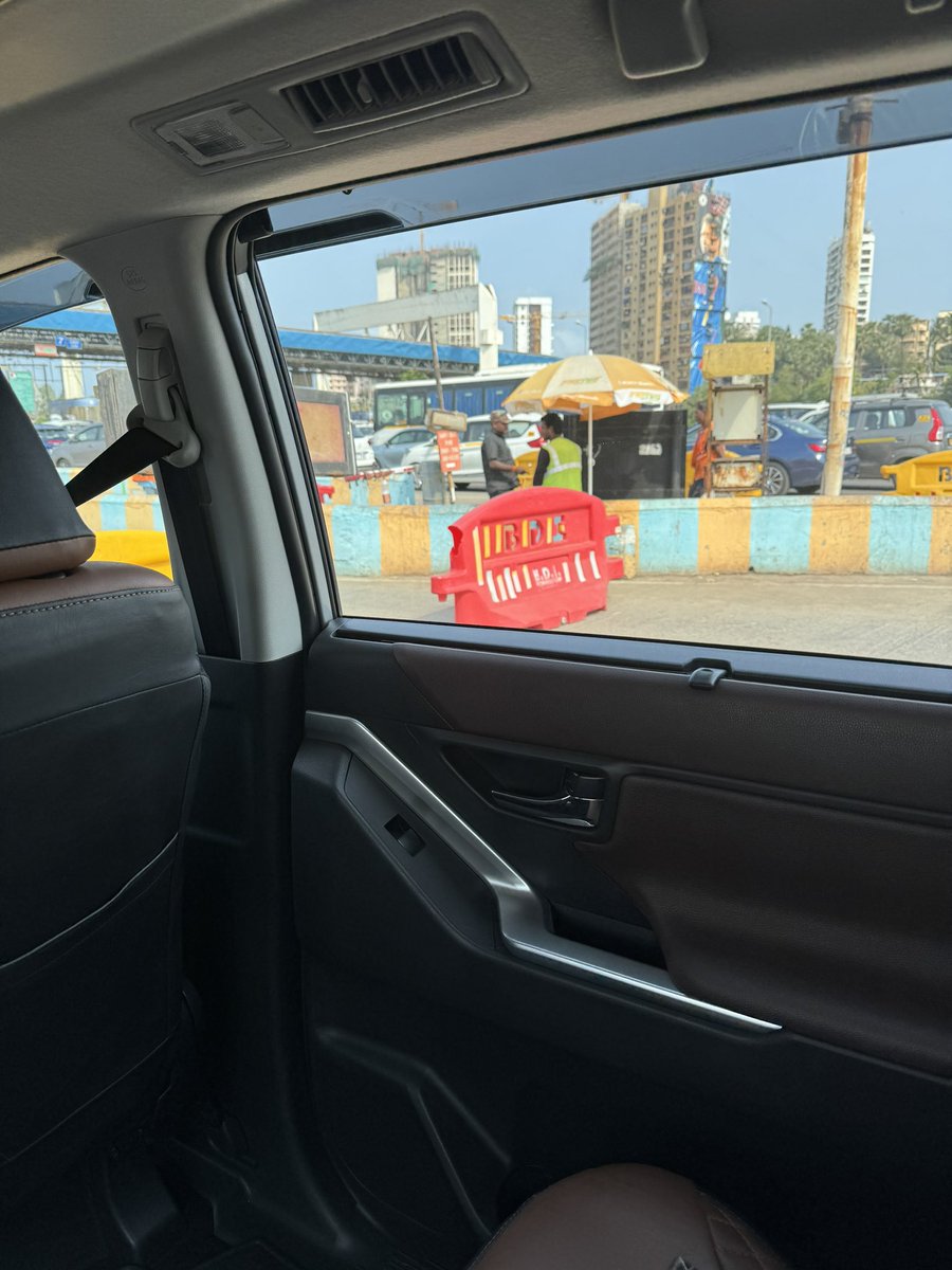 avyabansal's tweet photo. #bandraworlisealink @mybmc @MTPHereToHelp @NHAI_Official @OfficeOfNG Happy to pay toll but 2 entry points not working for months.
Please help to ease commute. https://t.co/cjPDBIOzjR