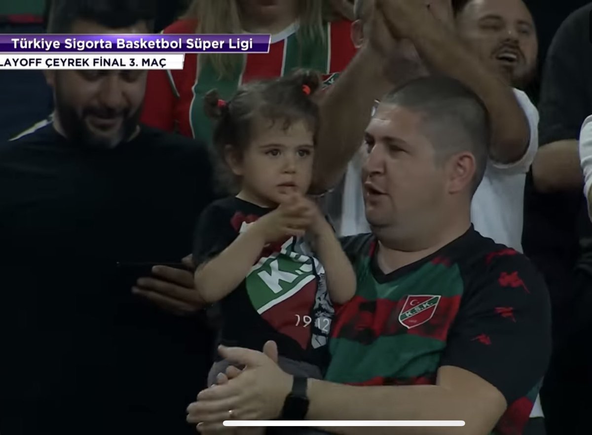 Marjinal hareketlerle GS taraftarinin sevgisini kazanmaya calisan degerli kucuklerim,  benden 9-10 yas kucuksunuz, size Karsiyaka`yi anlatmamis buyukleriniz , ben anlatiyim, Egitim seviyenizi bilmiyorum ama muhtemelen Karsiyaka tribununun %90`i sizden daha tahsilli, tribunun