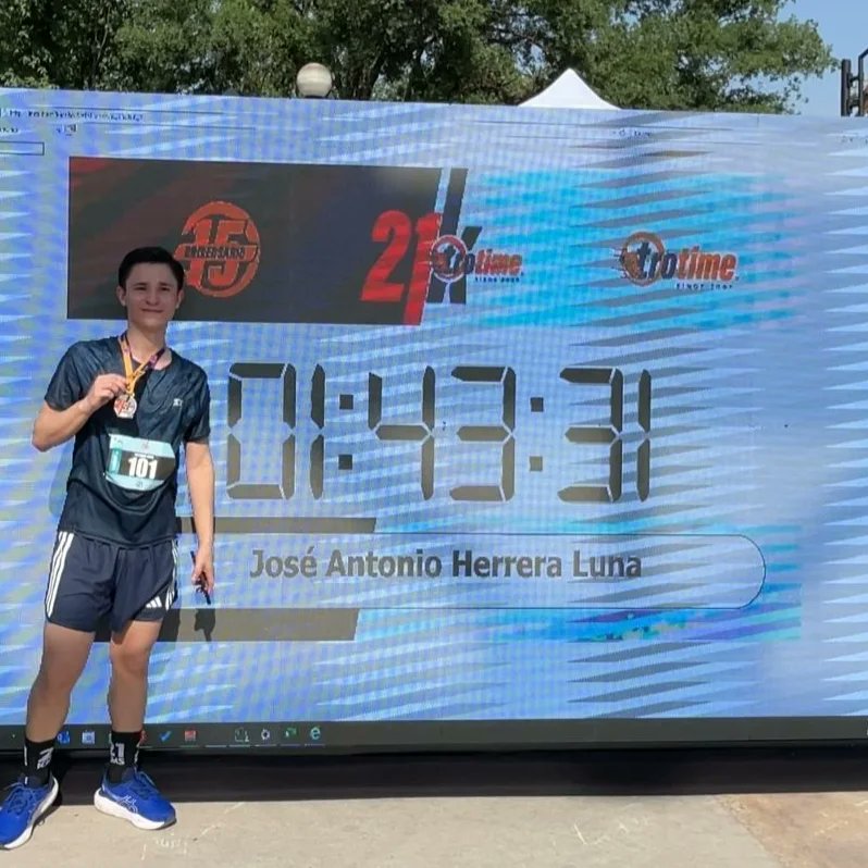 AntoniioLuna's tweet photo. Primer medio maratón, de más de 1400 personas fui el 76 en llegar, muy sufrido el sol, subidas y bajadas pero con más experiencia para lo que viene🏃🏻‍♂️ https://t.co/1rpLNdEGho
