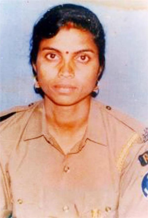 On December 13, 2001, a white Ambassador with a 'lal batti' and permission stickers passed through the gates of the Indian Parliament. One person found that suspicious: Kamlesh Kumari. We should be thankful to her for that. A thread 🧵 (1/6)