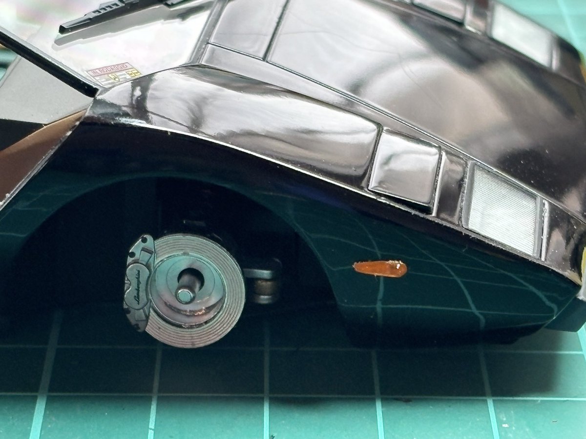 #2mgandini  LP400  59
LP400日本上陸1号車のサイドウインカーは何故か他のクルマと異なり紡錘形（？）。同時期のストラトスと似た形なんです🧐
ココは拘りたいので、ハセガワのストラトスから型取りコンバートしました。ちょっと形状が違うけど雰囲気だけは…😅