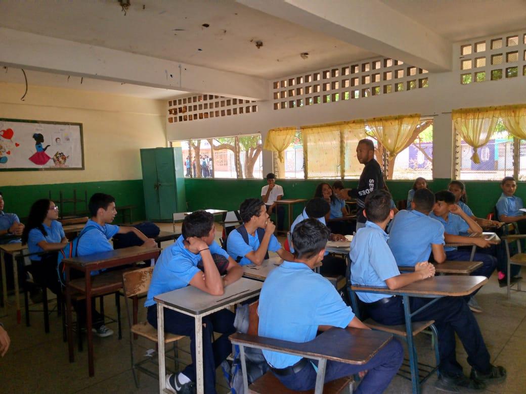 #21MAY ||#Entérate Desde el E.B.N Caura en Caroní, @SENADES_BOLIVAR llevó a cabo un conversatorio con el programa ‘Construyendo Mi Futuro’ para alumnos  de educación Básica,  Se abordó la importancia de la vida sin armas ni videojuegos bélicos, resaltando las consecuencias