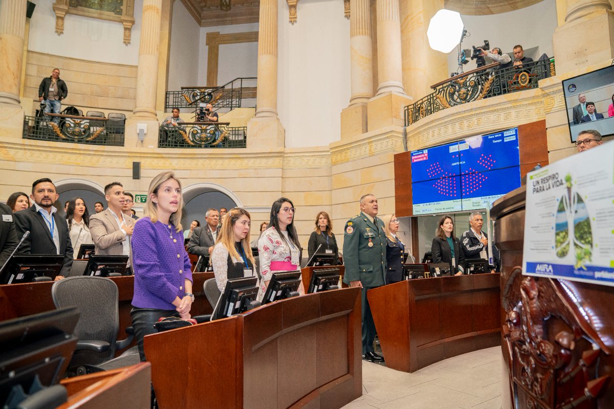 COL_EJERCITO's tweet photo. #CustodiosDelMedioAmbiente | Nuestro segundo comandante, mayor general Omar Sepúlveda Carvajal, recibió del Congreso de la República, un reconocimiento empresarial por el trabajo de conservación, restauración y protección de ecosistemas de páramos y recursos hídricos. https://t.co/g61kleQ057
