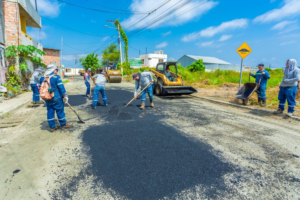 ManabiV's tweet photo. Estos trabajos de bacheo asfáltico corresponden a la vía integradora Correagua del cantón Portoviejo, hasta la parroquia Charapotó del cantón Sucre. 👍 
Realizamos estas labores para mejorar la seguridad vial alrededor de nuestra provincia.

@Leoorlandoa
@PrefecturManabi https://t.co/4T3Wpr0W19