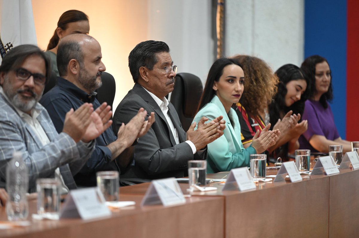DrJSalazare's tweet photo. #SegundoInformeCUSUR
A 30 años de la creación del la Red Universitaria, la Benemérita Universidad de Guadalajara a través del Centro Universitario del Sur, ha sido un agente clave para el desarrollo económico, social y cultural del Sur de Jalisco. 
#ComunidadAbierta 🦁🖤 https://t.co/DxPg9ocBSB
