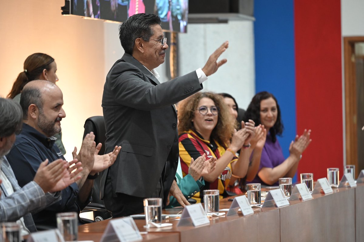 DrJSalazare's tweet photo. #SegundoInformeCUSUR
A 30 años de la creación del la Red Universitaria, la Benemérita Universidad de Guadalajara a través del Centro Universitario del Sur, ha sido un agente clave para el desarrollo económico, social y cultural del Sur de Jalisco. 
#ComunidadAbierta 🦁🖤 https://t.co/DxPg9ocBSB
