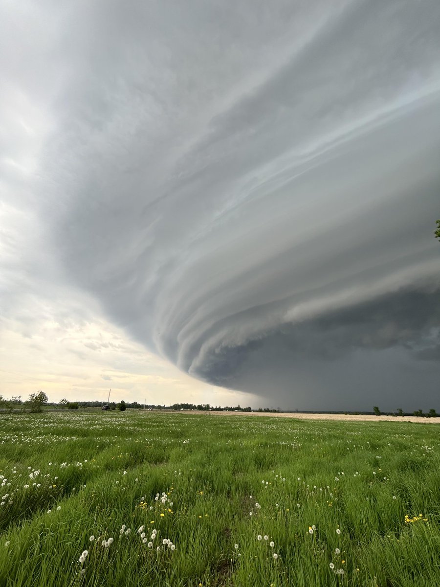 Absolute crazy shelf across the Eastern Ontario region today. Shelf of the year for sure, on the anniversary of the 2022 Derecho. So many photos to feature from people sending them in. Here's Navan, Ontario this afternoon as the storm moved through. Photo from Ben Jean. #onstorm