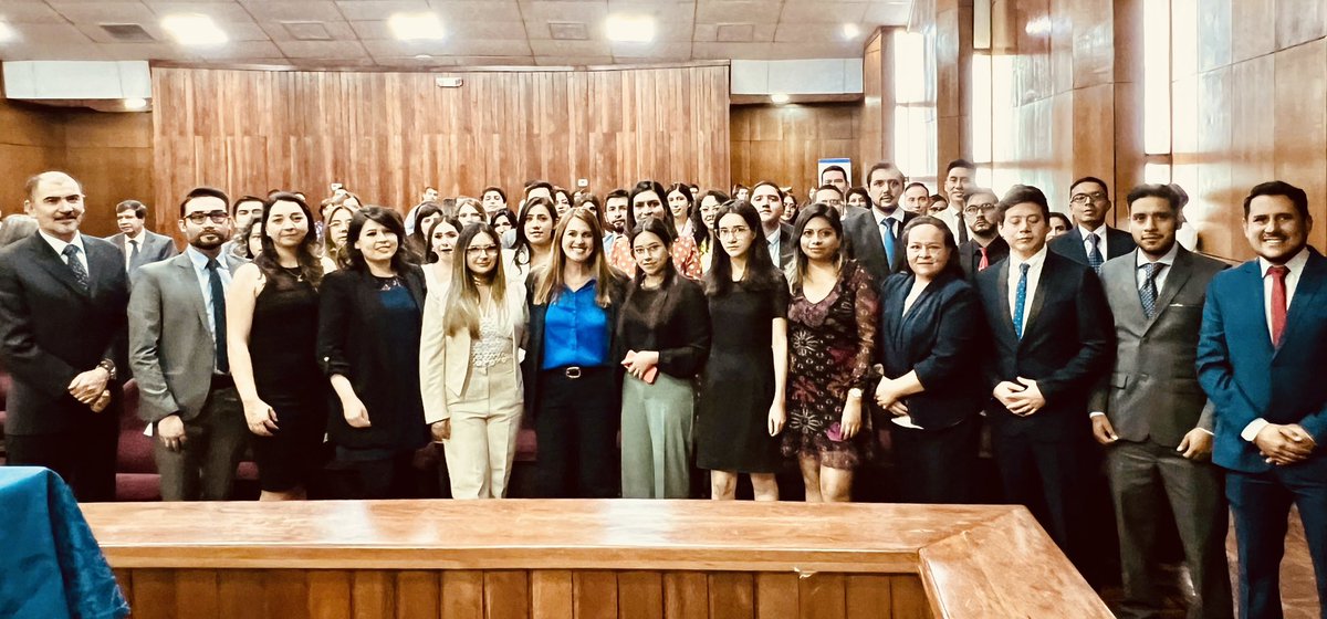 augustahermida's tweet photo. Un maravilloso trabajo de la Facultad de Ciencias Médicas de la @udecuenca q muestra la calidad de la educación pública: 46 médic@s en 8 especialidades, arrancando una fructífera etapa!! 
Un trabajo titánico de la UCuenca y el @IESSHJCA. Gracias por construir país!! https://t.co/suPm9BfH2P